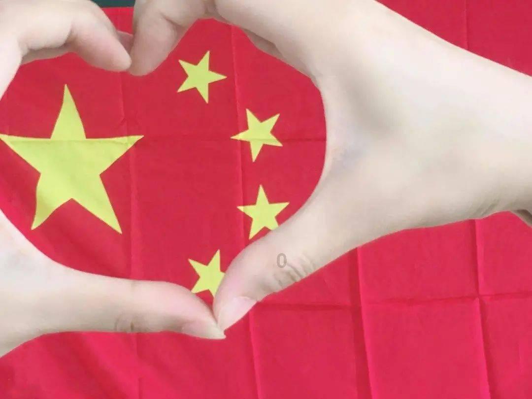 度假的时尚女孩